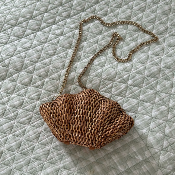 Mud Pie Handbags - Adorable Mudpie wicker clam shell purse.